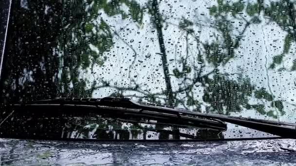 Grandes Gotas Água Fluem Pelo Vidro Carro Durante Chuva Verão — Vídeo de Stock