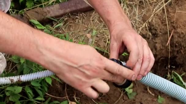 Proceso Aislamiento Cables Eléctricos Utilizando Cable Canal Plástico Campo — Vídeo de stock