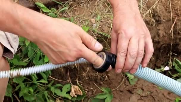 Elektrik Telleri Alanında Bir Plastik Kanal Kablosuyla Yalıtma Süreci — Stok video
