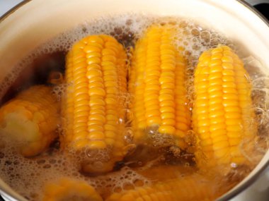kaynar suda ise yemek yemek için olgunlaşmış taze mısır