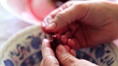 olgun kiraz tohumları ayıklama geleneksel Rus yolu