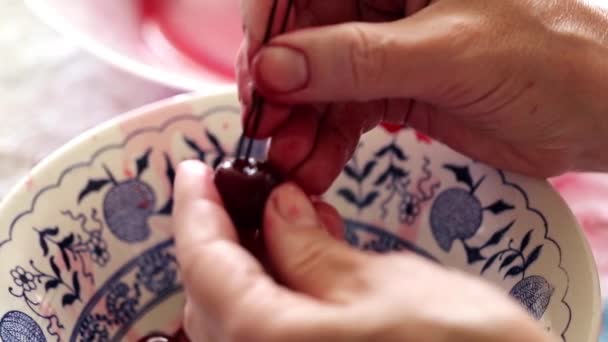 Traditionelle Russische Art Samen Aus Reifen Kirschen Extrahieren — Stockvideo
