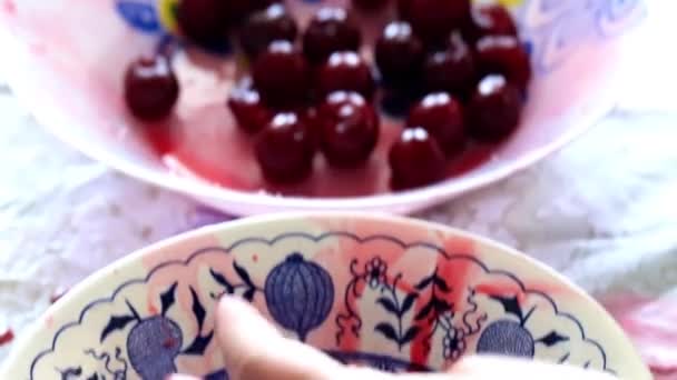 熟したチェリーから種子を抽出の伝統的なロシアの方法 — ストック動画