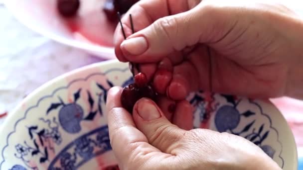 传统俄罗斯从成熟樱桃中提取种子的方法 — 图库视频影像