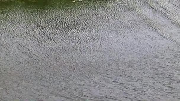 Sakin Bir Nehir Yüzeyine Gökyüzünde Yansıması — Stok video