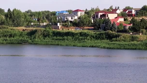 Casas Rurales Ladera Una Tranquila Orilla Del Río — Vídeos de Stock