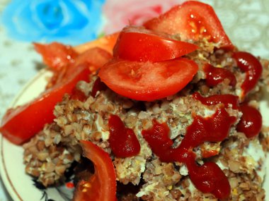 taze domates ve buğday lapası bir plaka üzerinde dilim