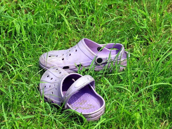 在花园里工作的橡胶鞋站在美丽的绿草上 — 图库照片