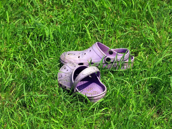 Zapatos Goma Para Trabajar Puesto Jardín Una Hermosa Hierba Verde — Foto de Stock