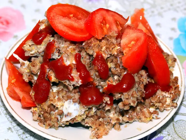 Fette Pomodoro Fresco Porridge Grano Saraceno Piatto — Foto Stock