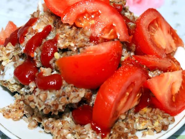 Slices Fresh Tomato Buckwheat Porridge Plate — Stock Photo, Image