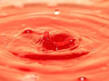 Splash bir sıvı sonra bir damla su yüzeyinde