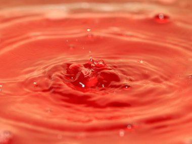 Splash bir sıvı sonra bir damla su yüzeyinde