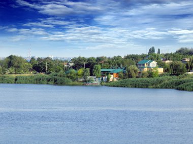 bir orman ve nehir tabii arka plan üzerine bir köy