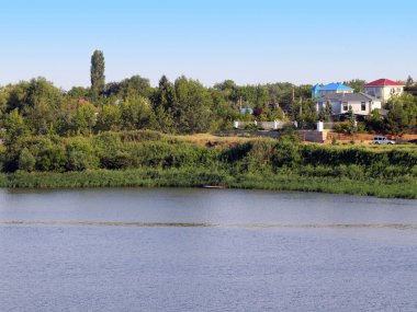 bir orman ve nehir tabii arka plan üzerine bir köy