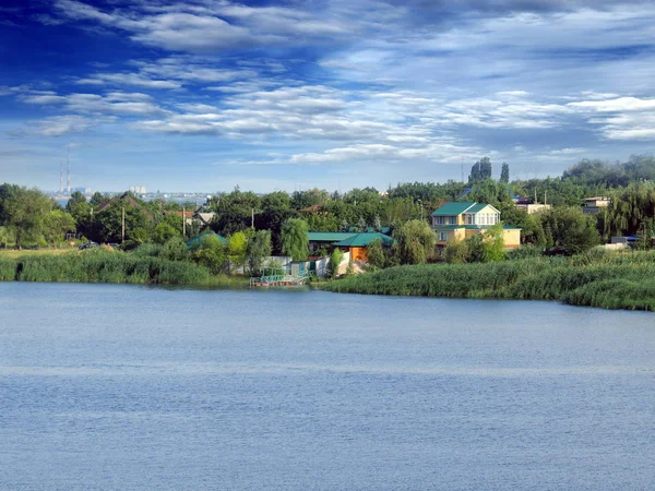 bir orman ve nehir tabii arka plan üzerine bir köy