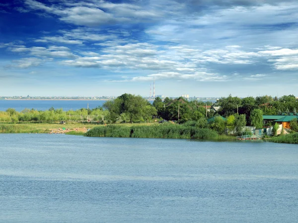 Bir Orman Nehir Tabii Arka Plan Üzerine Bir Köy — Stok fotoğraf