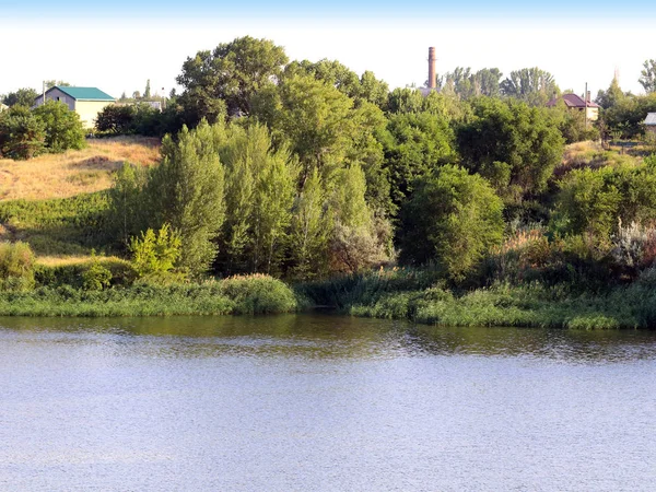 Uma Aldeia Fundo Uma Floresta Rio Oast — Fotografia de Stock