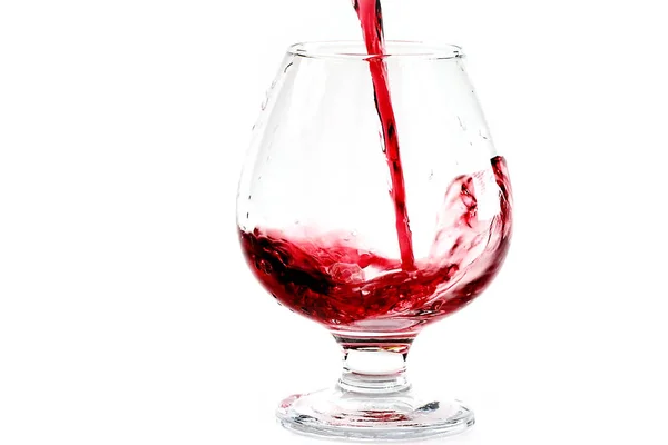 Μια Βουτιά Του Κόκκινου Κρασιού Όταν Χύνεται Ένα Ποτήρι — Φωτογραφία Αρχείου