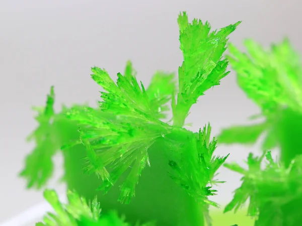 Elegantes Cristales Verdes Brillantes Cultivados Artificialmente Partir Minerales — Foto de Stock