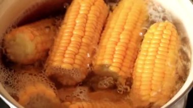 kaynar suda taze mısır yemek için yemek