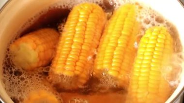 kaynar suda taze mısır yemek için yemek