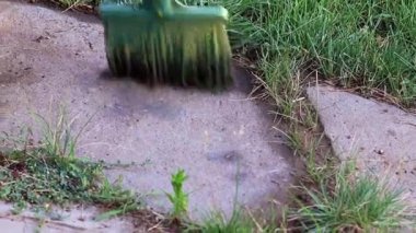 bir süpürge ile çöp Bahçe yol süpürme