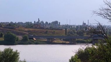 yolu köprüsü nehir ve kırsal yerleşim binalar arasında