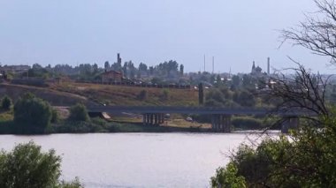 yolu köprüsü nehir ve kırsal yerleşim binalar arasında