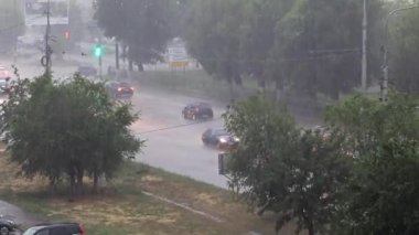 Kentsel karayolu taşımacılığı akışı ağır yağmur altında