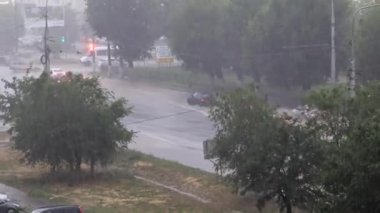 Kentsel karayolu taşımacılığı akışı ağır yağmur altında