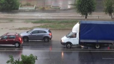 Kentsel karayolu taşımacılığı akışı ağır yağmur altında