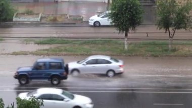 Kentsel karayolu taşımacılığı akışı ağır yağmur altında