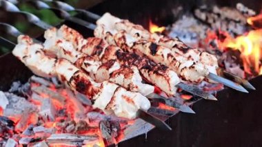 kömür ızgara şiş üzerinde kavrulmuş et pişirme işlemi