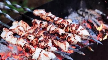 kömür ızgara şiş üzerinde kavrulmuş et pişirme işlemi
