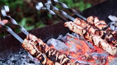 kömür ızgara şiş üzerinde kavrulmuş et pişirme işlemi