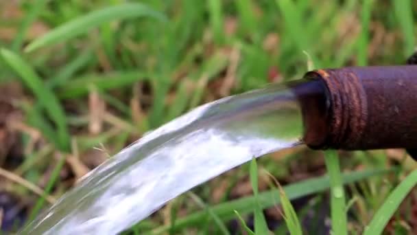 Струя Чистой Воды Вытекает Старой Металлической Трубы — стоковое видео