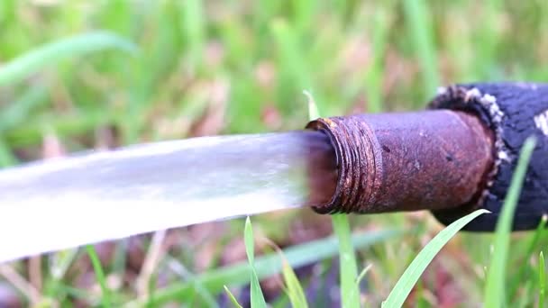 Chorro Agua Limpia Sale Una Tubería Vieja Metal — Vídeo de stock