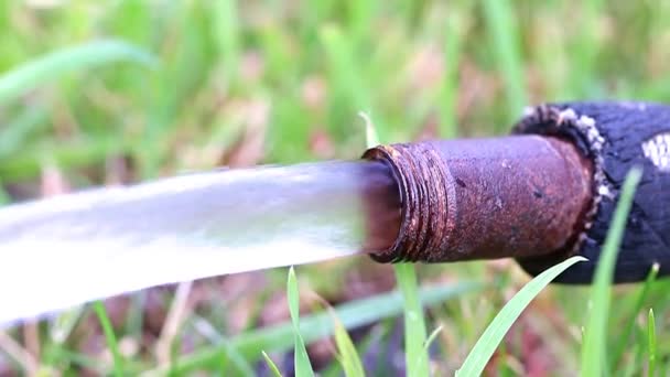 金属製の古いパイプ外のきれいな水のジェットの流れ — ストック動画