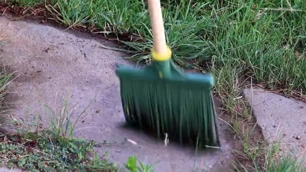 在花园路上用扫帚扫垃圾 — 图库视频影像