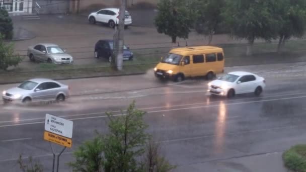 Stadtverkehr Unter Dem Strom Des Starkregens — Stockvideo