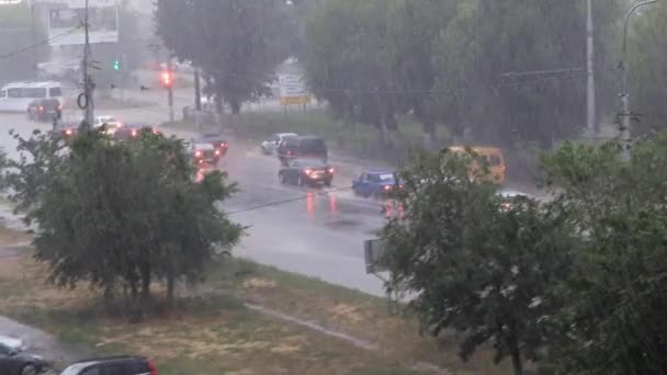 Городской Автотранспорт Потоком Сильных Дождей — стоковое видео