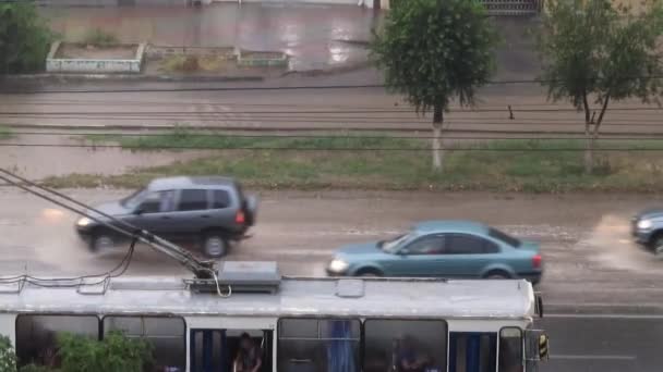 Transporte Urbano Por Carretera Bajo Corriente Fuertes Lluvias — Vídeos de Stock