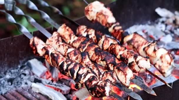 proces vaření pečené maso na špízu v gril na dřevěné uhlí