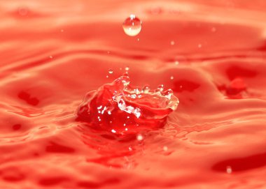 güzel desen etkisi damla sonra su yüzeyinde