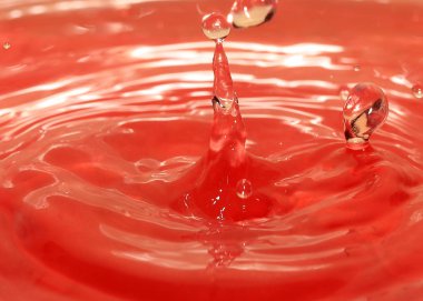 güzel desen etkisi damla sonra su yüzeyinde