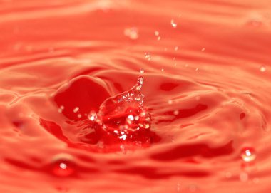 güzel desen etkisi damla sonra su yüzeyinde