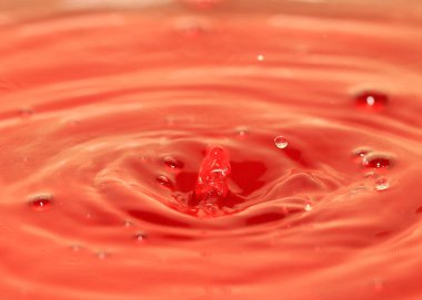 güzel desen etkisi damla sonra su yüzeyinde