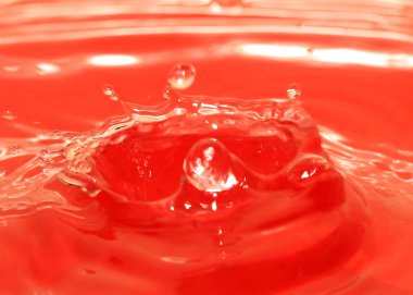 güzel desen etkisi damla sonra su yüzeyinde