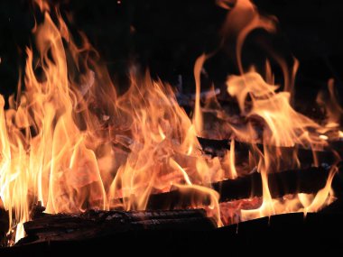 kızgın alevler ve yangın kömür parçaları